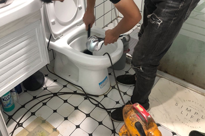 玄武马桶堵塞自己疏通还是找师傅？专业上门服务让你省时更省心